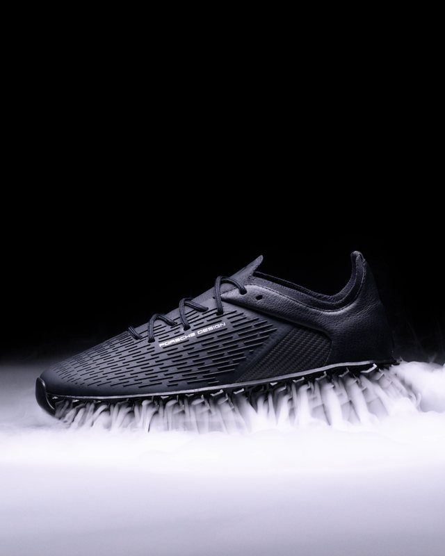 Schwarzer Sneaker mit Rauch- und Nebeleffekt